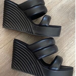 Roam strata black Wedge heels